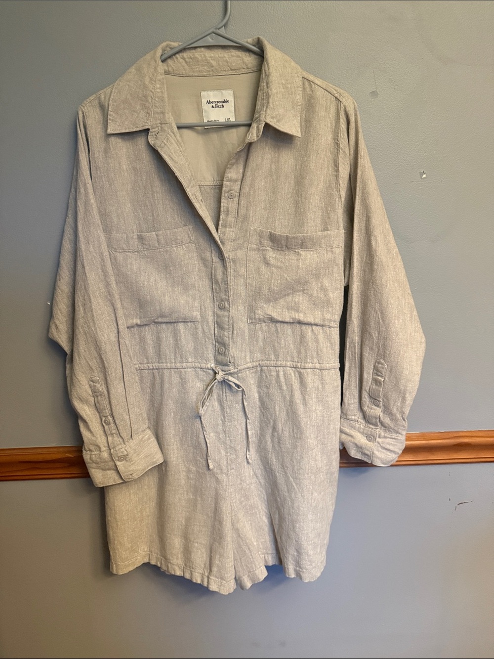 Abercrombie & Fitch Beige Button-Front cotton, long sleeve romper LP